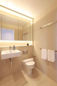 11D Stunning water and skyline view 2 Bedroom Abnb Apt with Free parking