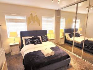 5 bedroom house and free parking