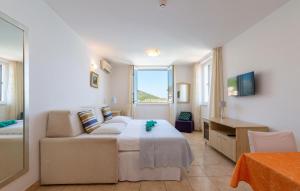 Awesome Apartment In Vinjerac With Wifi 