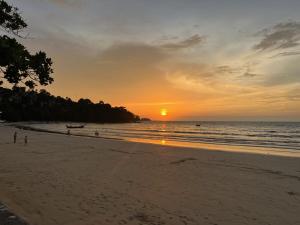 Patong Vacation Rentals - Located in the Heart of Patong, Studio Apartments walking distance to the beach, King Bed, Kitchen, Private Bathroom, Seating Area, 65" Smart TV with Free WIFI