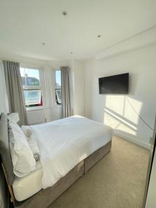 Modern Double Bedroom with Marble private bathroom