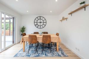 LANGLEY HOUSE 5beddouble with smart TV Loved by TRADES teams fully equipped new fitted kitchen FREE PARKING for 3 vehicles