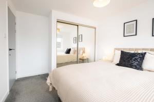 LANGLEY HOUSE 5beddouble with smart TV Loved by TRADES teams fully equipped new fitted kitchen FREE PARKING for 3 vehicles