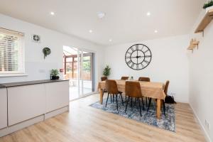 LANGLEY HOUSE 5beddouble with smart TV Loved by TRADES teams fully equipped new fitted kitchen FREE PARKING for 3 vehicles