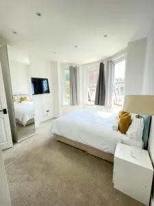 Comfortable Bay Window Stone Private bathroom - 埃奇韦尔