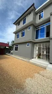 Uroa Beachfront Apartment With Stunning Seaside Views Contain 2 Master Bedroom Living Room And Kitchen - 米查维