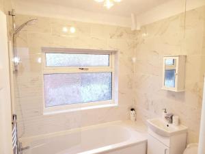 Elegant Entire 3 bed house with free parking