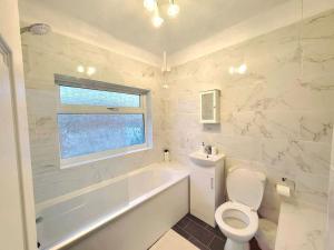 Elegant Entire 3 bed house with free parking