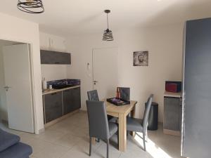 Appartements La Cigale sous l'Olivier - Chambre , SdB et Salon Prive - Piscine : photos des chambres