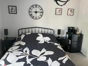Cosy home from home with PRIVATE BATHROOM - FREE PARKING