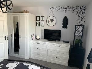 Cosy home from home with PRIVATE BATHROOM - FREE PARKING - Winner of a Traveller Award 2026