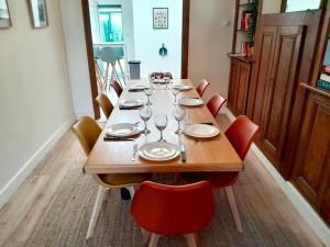 Maisons de vacances 4 Ch - 10 pers - Grande Maison - Parking - Jardin - BBQ : photos des chambres