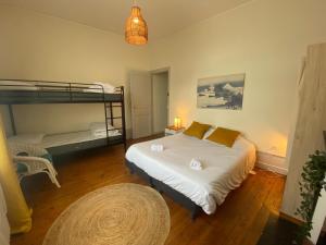Maisons de vacances 4 Ch - 10 pers - Grande Maison - Parking - Jardin - BBQ : photos des chambres