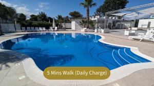 3 min walk to Award Winning Beaches!