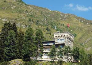 Exclusive and spacious 160mq apartment in a Castle - 4-star hotels in Davos
