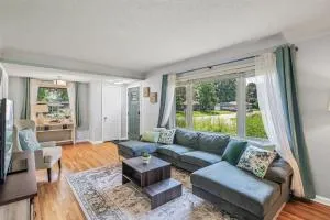 BeHome Your Cozy, Fun Getaway - Eagan