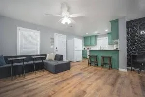 OKC Casita - Newly Remodeled, Modern 2 BR home - Family and pet friendly - مور