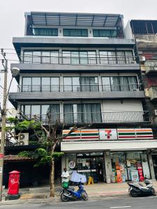 New Ekamai Thonglor Luxury Home near 711, BTS, Mall