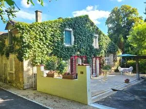 Spacious holiday home with pool in pretty village - Coutures