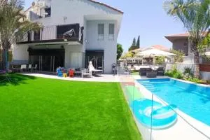 Stunning 5-bed villa, with pool and large garden - Kiryat Ekron
