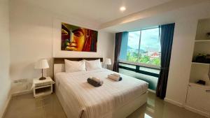 Kris - Modern Spacious 2 Bedroom Condo with Pool