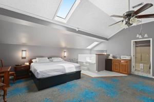 King Studio with Sofa Bed room in Four Seasons Country Inn
