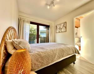 Private Access Retreat 1 Queen Bedroom w Stunning Pool and Ocean Views