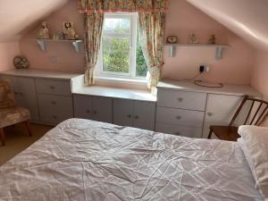 5 bedroom house with free parking near new walkway