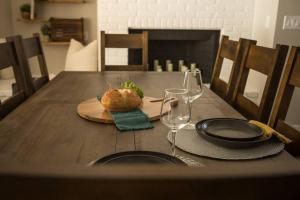 Oak Mountain Retreat, Hot Tub, & BBQ, Game Room!