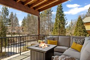 Oak Mountain Retreat, Hot Tub, & BBQ, Game Room!