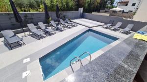 VAL21,VILLA 200 m FROM THE SEA WITH POOL AND FITNESs