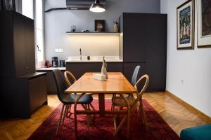 Artistic Athenian Retreat Near the Acropolis