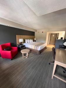 Premium King Room with Balcony - Disability Access/Non-Smoking room in Country Inn & Suites by Radisson Pigeon Forge South TN
