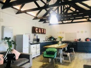 Hertford BARN FARM STAY fireplace pet friendly firepit bbq - 韦尔