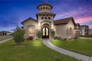 Luxurious Gated 3BR Oasis No chore Pet friendly - Weslaco