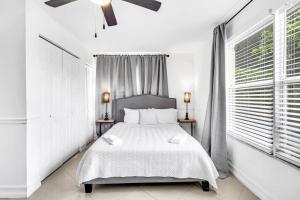 Spacious 5 Bedroom Heated Pool and Hot Tub, 12 minutes to the Beach