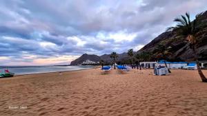 2-Bed House Sleeps 4 with Free Parking