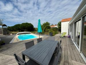 Maisons de vacances Maison spacieuse avec piscine privative, terrasse et jardin pres des Sables-d'Olonne - FR-1-197-297 : photos des chambres