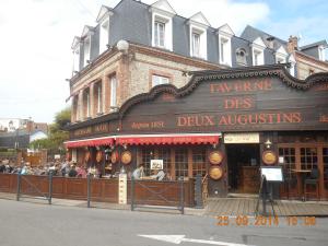 Hotels La Taverne des Deux Augustins : photos des chambres