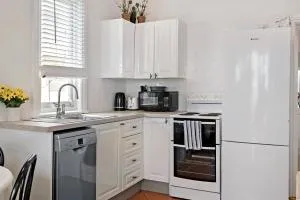 Direct Beachfront Paradise Retreat - The Coachhouse - Collaroy