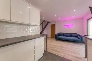 Modern Fully Renovated 4 Bedroom - Pontypool