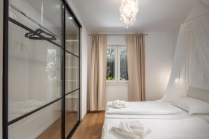 Black & White - heated pool