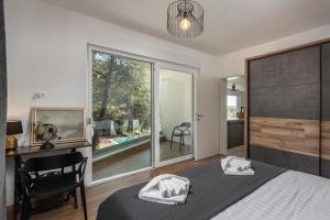 Black & White - heated pool