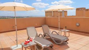 Modern apartment with in-&outside pool, sauna&gym, heating, rooftop terrace with amazing sea&mountains view