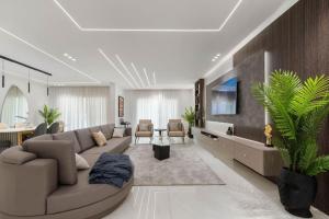 3-Bedroom Serviced Apartment with Pool & Balcony