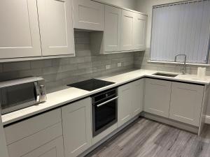 Beachfront Apartment 3 Bedrooms Sleeps 7 - Gateway to the Lake District - Newly Refurbished