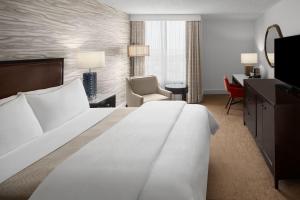 Guest Room, 1 King room in The Westin Dallas Fort Worth Airport