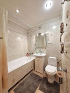 Двокімнатна квартира біля ТРЦ КИЇВ та Каштанової Алеї Документи для відряджень Мережа AlexApartments Цілодобове безконтатне заселення