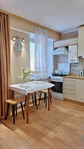 Двокімнатна квартира біля ТРЦ КИЇВ та Каштанової Алеї Документи для відряджень Мережа AlexApartments Цілодобове безконтатне заселення