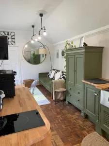 Newly refurbished one bedroom with additional sofa bed Self Contained Flat in Garden - Abbots Langley